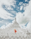 Ngỡ ngàng thấy dân du lịch check-in bước trên… sóng ở ngôi chùa trắng đẹp nhất nhì Đông Nam Á
