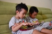 Người nước ngoài phát sợ thấy cha mẹ Việt vừa đút cơm, vừa cho con xem iPad